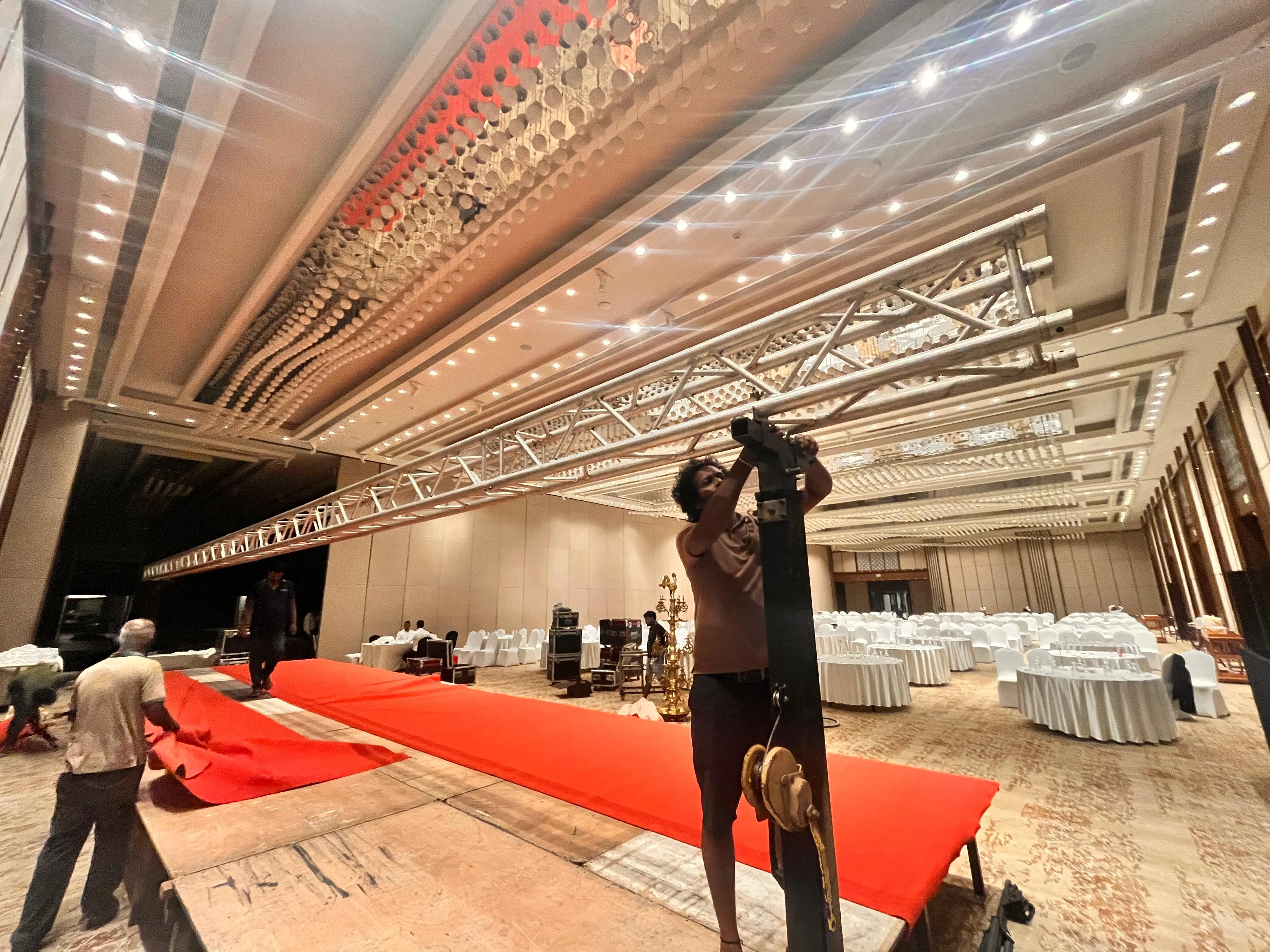Crew rigging truss on site