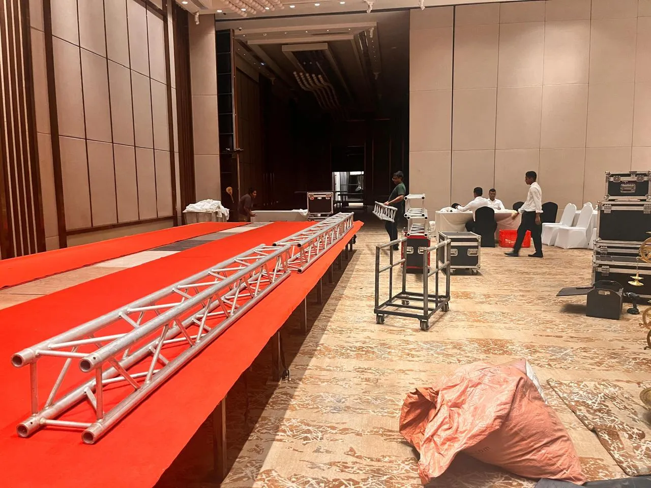Metal trussing structure with an overhead lighting rig